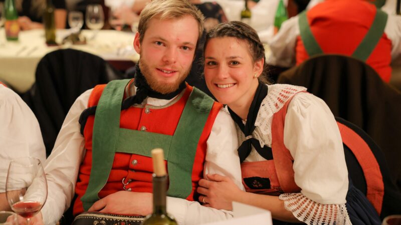 Hier sind zwei junge Männer der Schützenkompanie von Tramin/Termeno an der Weinstraße.